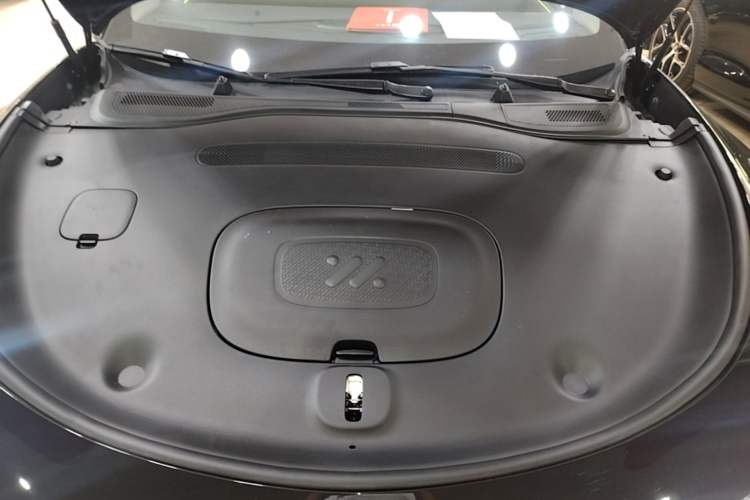 Used IM L6 2025 Ultra Model Engine Bay