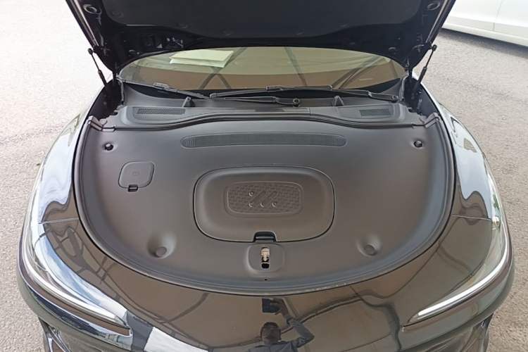 Used IM L6 2025 Ultra Model Engine Bay