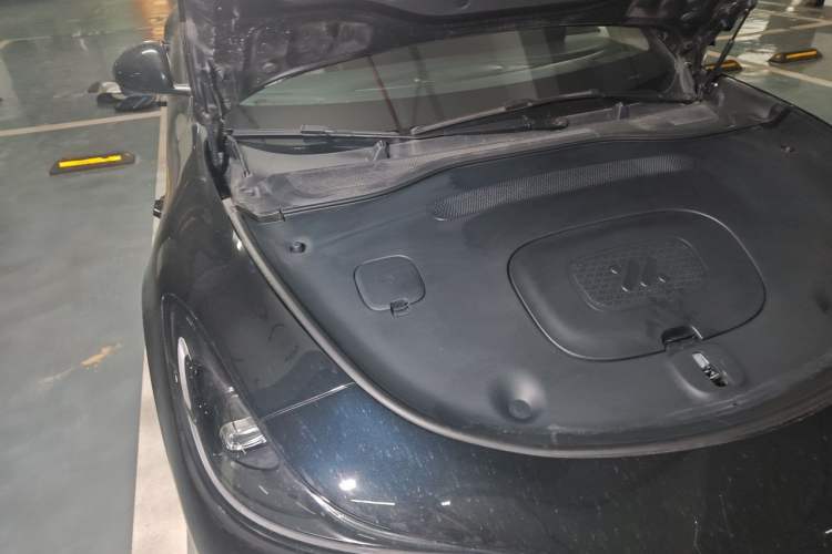 Used IM L6 2025 Max Engine Bay Right
