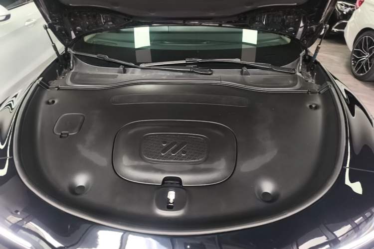 Used IM L6 2025 Ultra Model Engine Bay