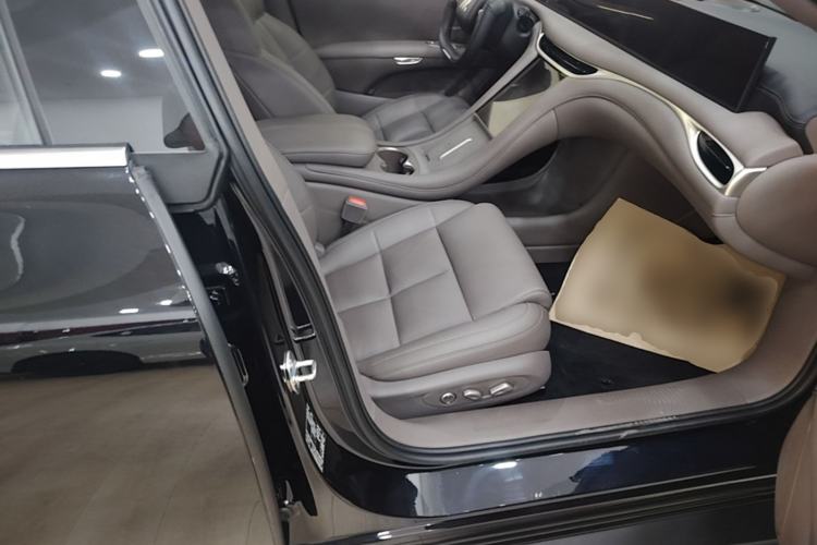 Used IM L6 2025 Ultra Model Right Front Seat