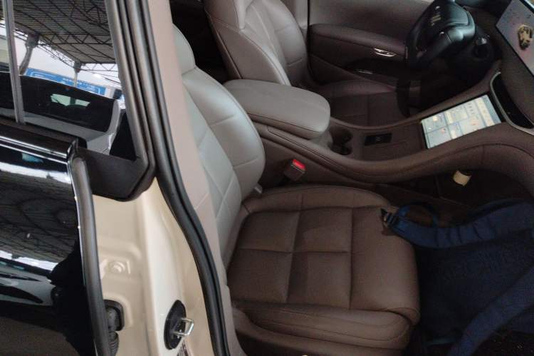 Used IM L6 2025 Max Right Front Seat