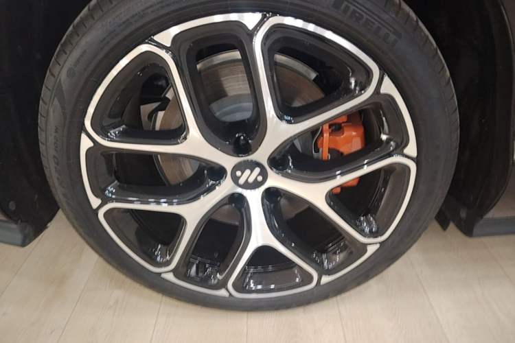 Used IM L6 2025 Ultra Model Right Rear Wheel Hub