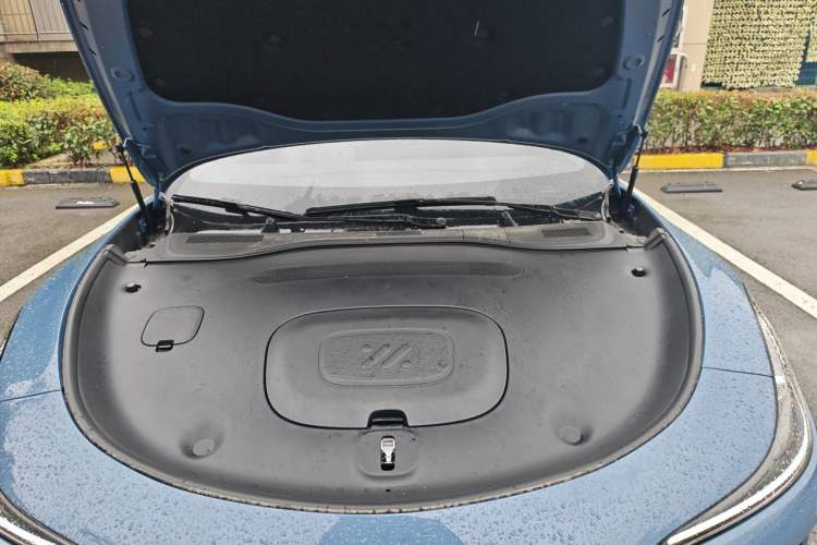 Used IM L6 2025 Max Engine Bay