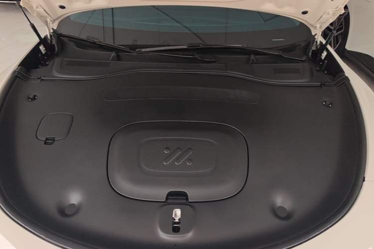 Used IM L6 2025 Ultra Model Engine Bay