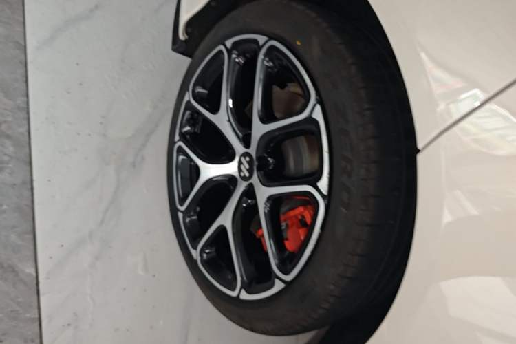 Used IM L6 2025 Ultra Model Right Rear Wheel Hub