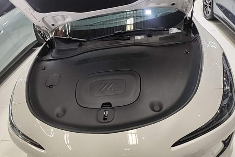 Used IM L6 2025 Ultra Model Engine Bay