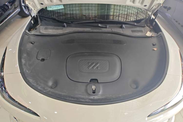 Used IM L6 2025 Ultra Model Engine Bay