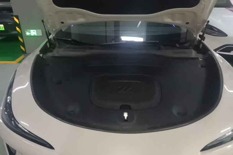 Used IM L6 2025 Ultra Model Engine Bay