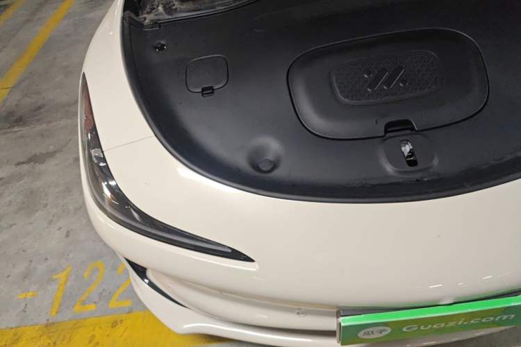 Used IM L6 2025 Max Engine Bay Right