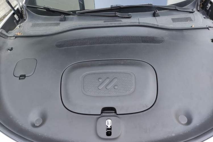Used IM L6 2025 Ultra Model Engine Bay