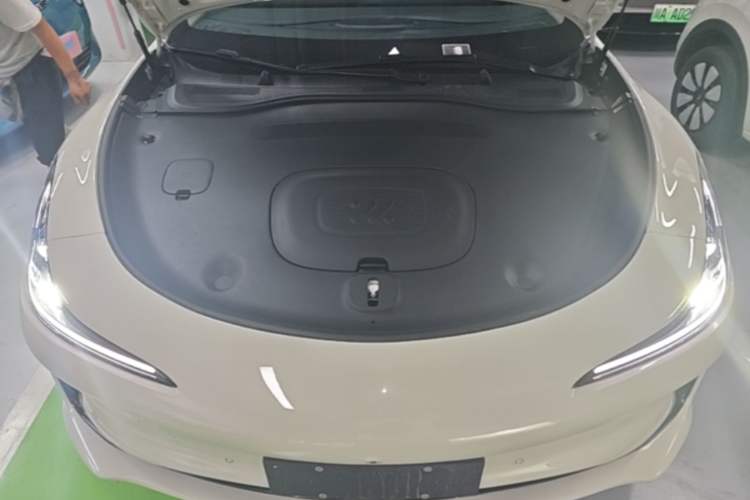 Used IM L6 2025 Ultra Model Engine Bay