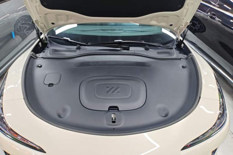 Used IM L6 2025 Ultra Model Engine Bay