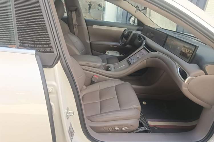 Used IM L6 2025 Ultra Model Right Front Seat