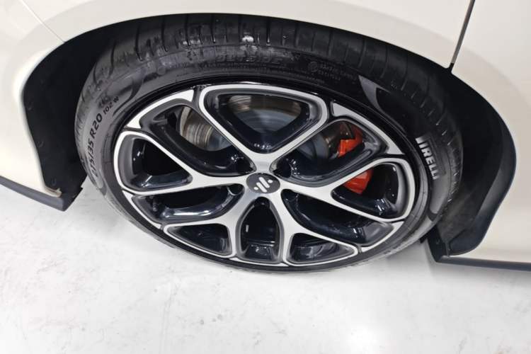 Used IM L6 2025 Ultra Model Right Rear Wheel Hub