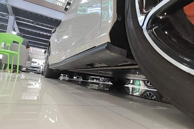 Used IM L6 2025 Ultra Model Right Side Sill