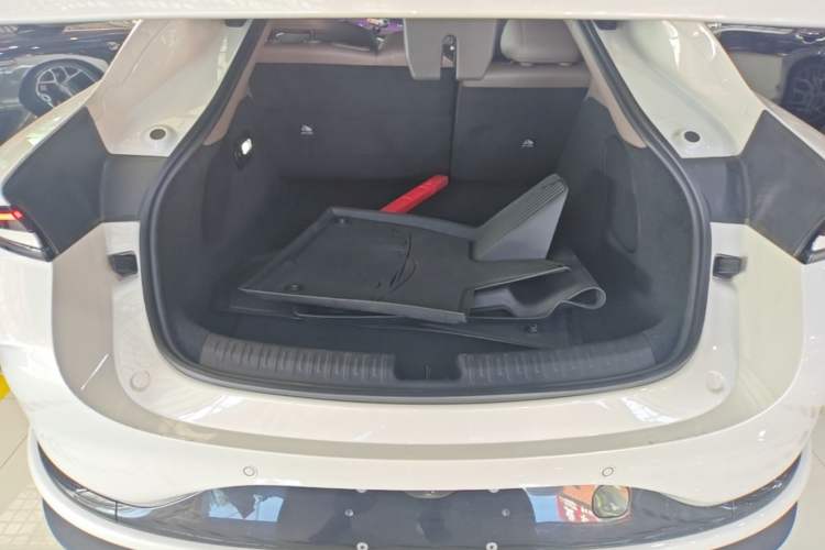 Used IM L6 2025 Ultra Model Trunk