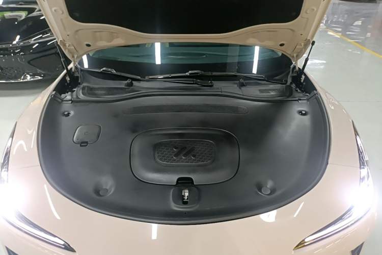 Used IM L6 2025 Max Engine Bay