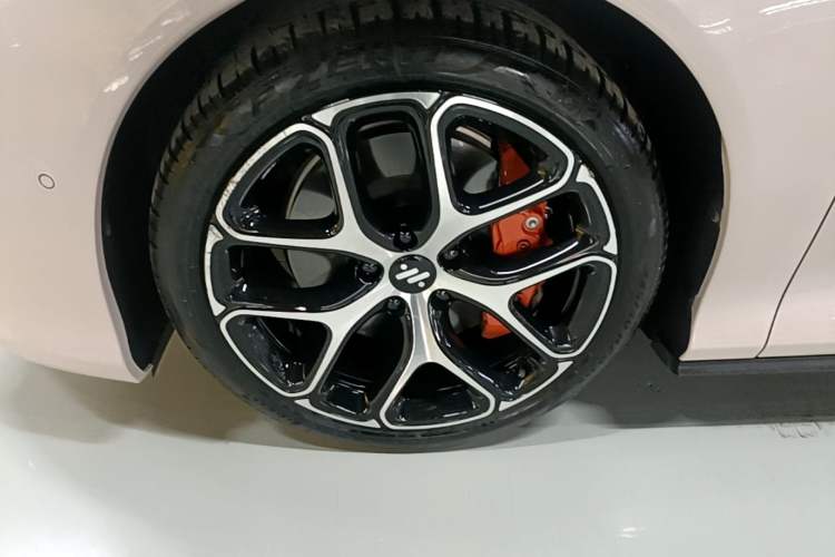 Used IM L6 2025 Max Left Front Wheel Hub