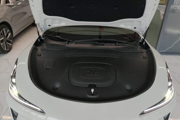 Used IM L6 2025 Max+ Engine Bay