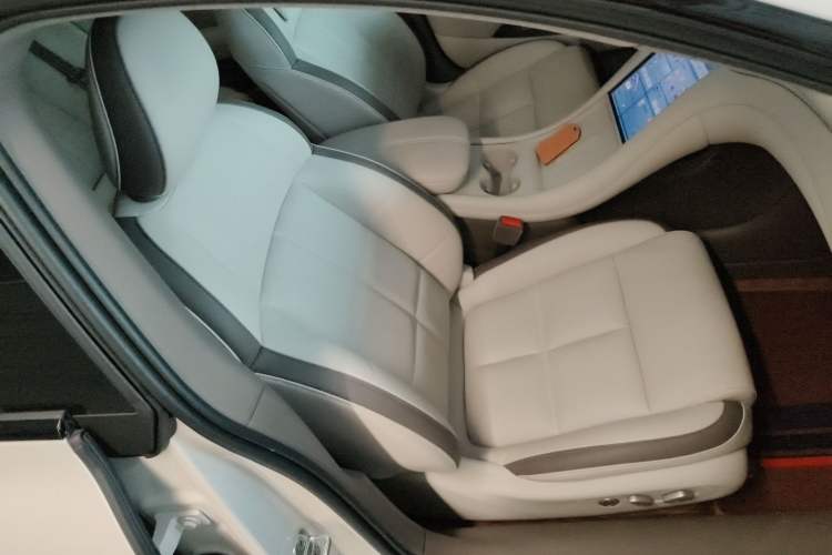 Used IM L6 2025 Max+ Right Front Seat