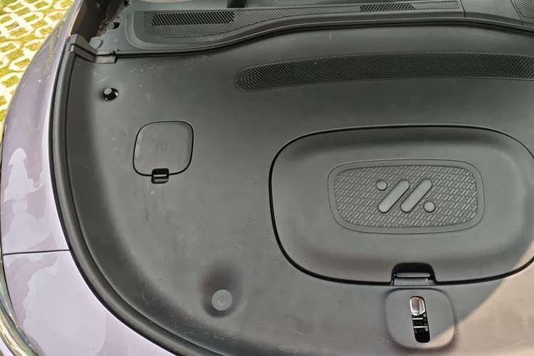 Used IM L6 2025 Max+ Engine Bay Right