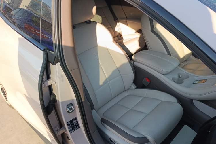 Used IM L6 2025 Max+ Right Front Seat