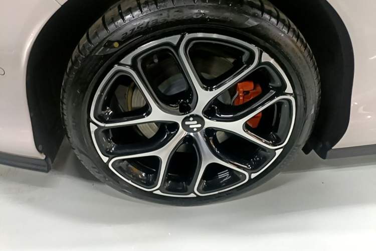 Used IM L6 2025 Max Right Rear Wheel Hub