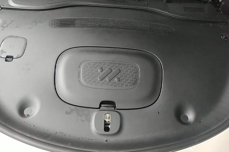Used IM L6 2025 Ultra Model Engine Bay