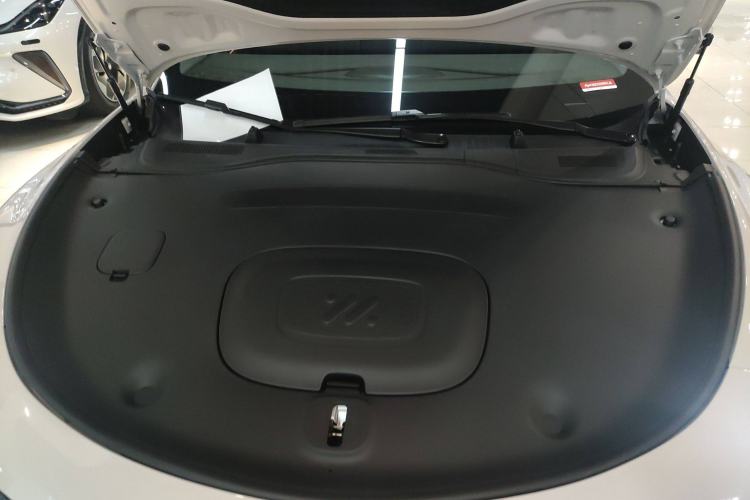 Used IM L6 2025 Ultra Model Engine Bay