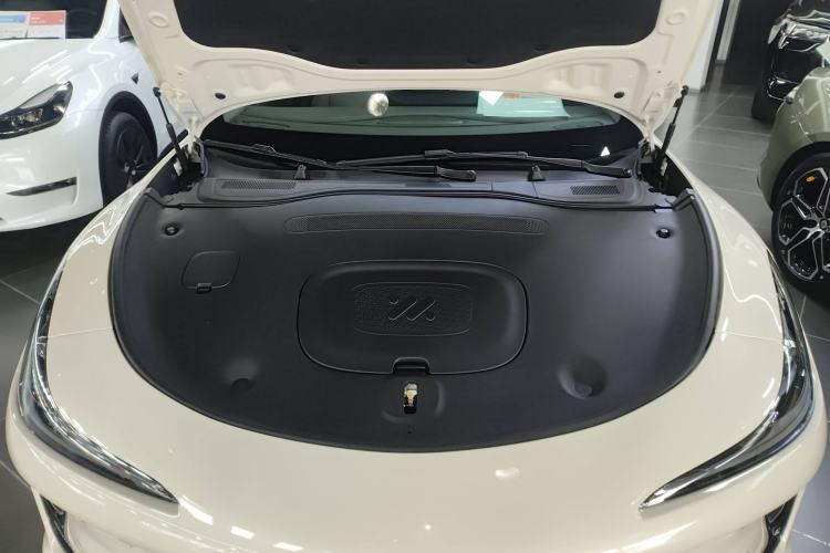 Used IM L6 2025 Max Engine Bay