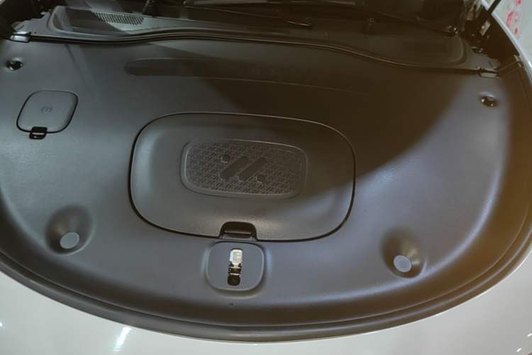 Used IM L6 2025 Ultra Model Engine Bay