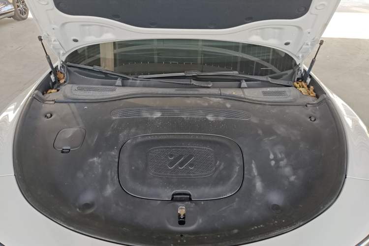 Used IM L6 2025 Ultra Model Engine Bay