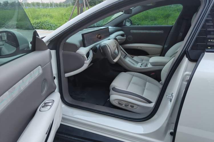 Used IM L6 2025 Max Interior 1
