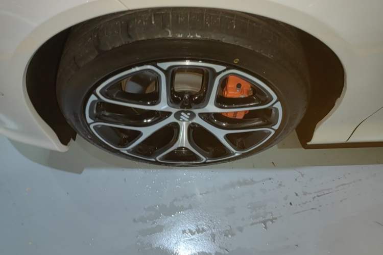 Used IM L6 2025 Ultra Model Left Front Wheel Hub