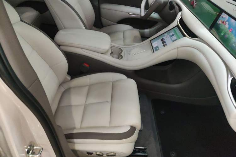 Used IM L6 2025 Ultra Model Right Front Seat