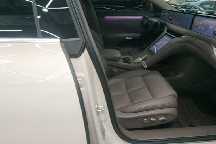 Used IM L6 2025 Ultra Model Right Front Seat