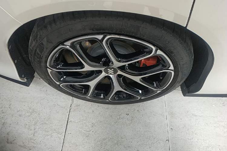 Used IM L6 2025 Ultra Model Right Rear Wheel Hub