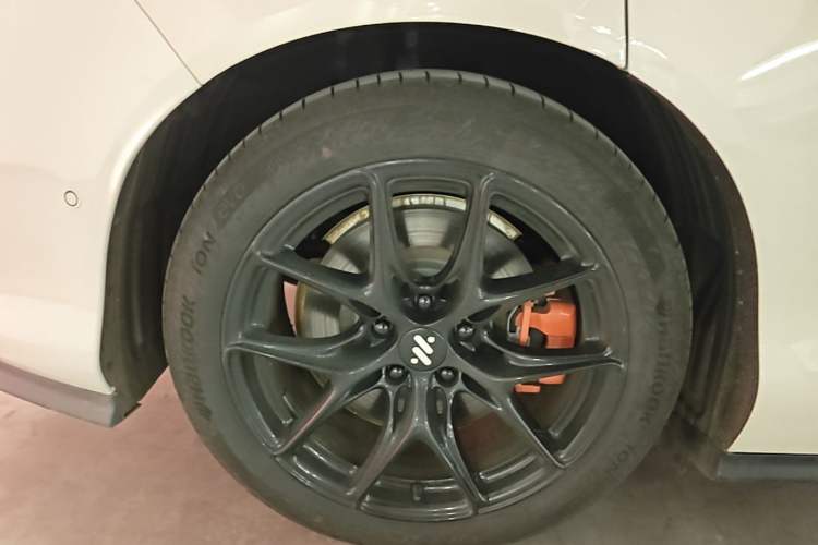Used IM L6 2025 Max Right Rear Wheel Hub