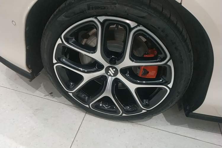 Used IM L6 2025 Ultra Model Right Rear Wheel Hub