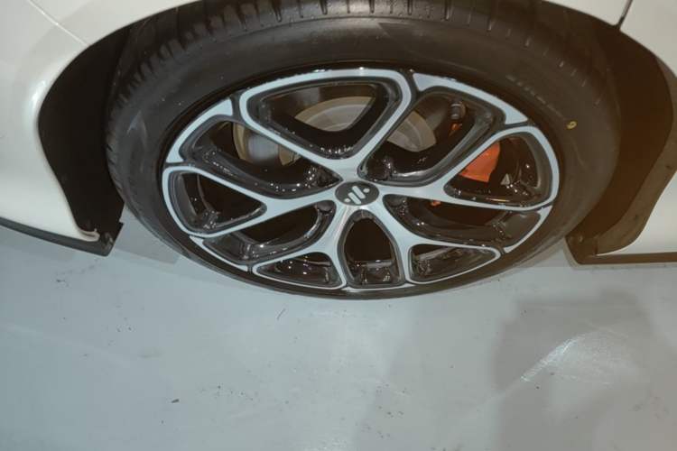 Used IM L6 2025 Ultra Model Right Rear Wheel Hub