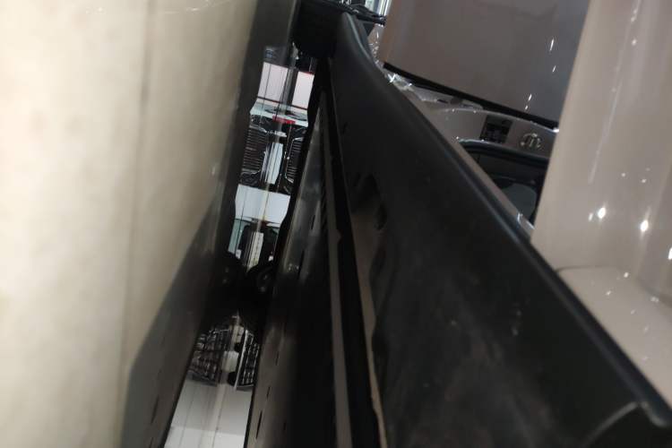 Used IM L6 2025 Ultra Model Right Side Sill