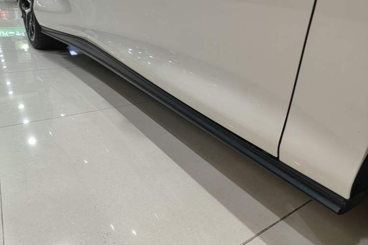 Used IM L6 2025 Ultra Model Right Side Sill