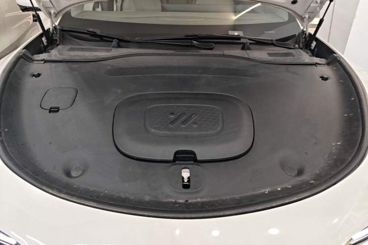 Used IM L6 2025 Max Engine Bay