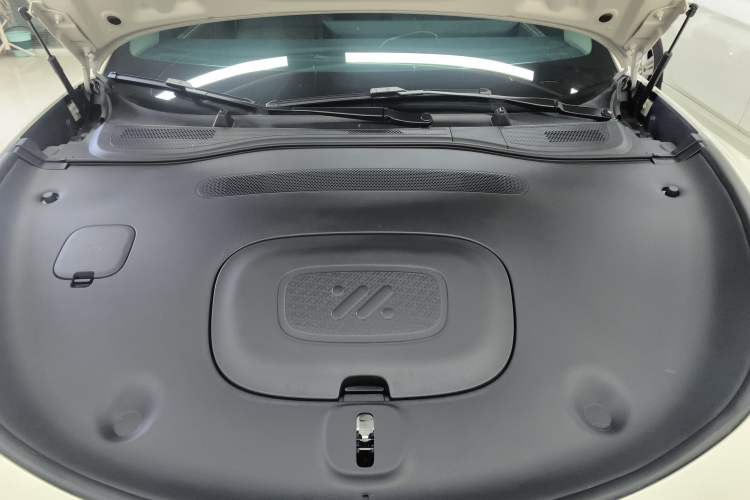 Used IM L6 2025 Max Engine Bay