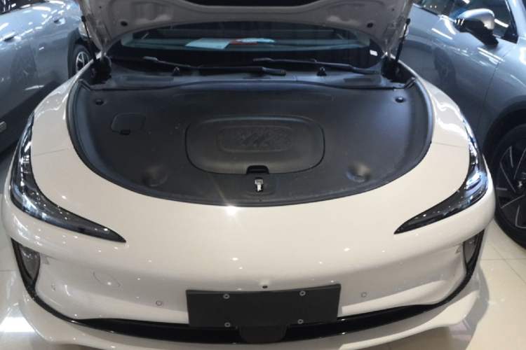 Used IM L6 2025 Ultra Model Engine Bay