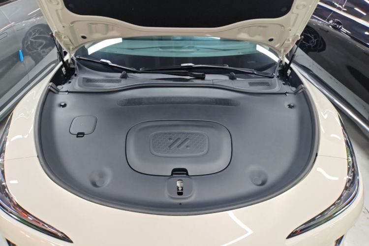 Used IM L6 2025 Ultra Model Engine Bay