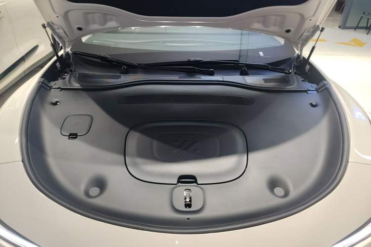 Used IM L6 2025 Max+ Engine Bay