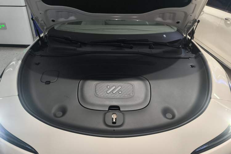 Used IM L6 2025 Max Engine Bay