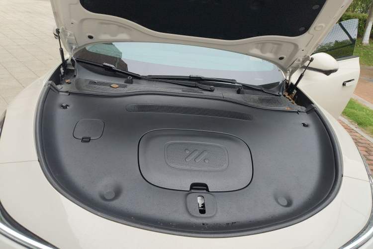 Used IM L6 2025 Max Engine Bay